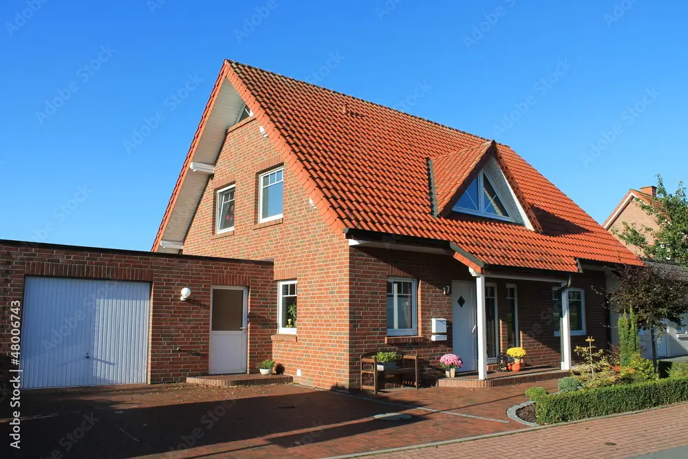 Einfamilienhaus mit Carport und roter Klinkerfassade