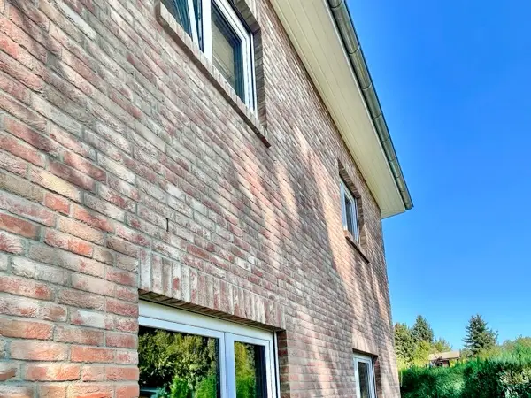 Individuell geplantes Haus mit Klinkerfassade und großen Fenstern