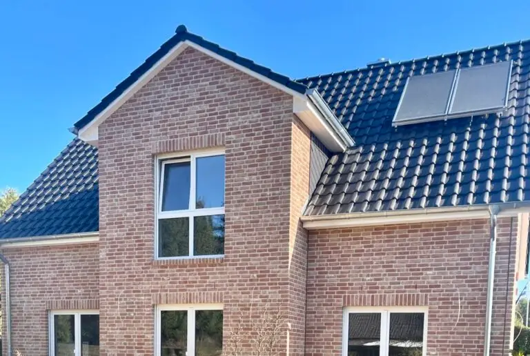 Individuell geplantes Klinkerhaus mit Photovoltaikanlage auf dem Dach