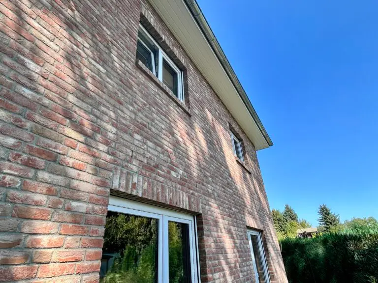 Hausecke mit rotbrauner Klinkerfassade