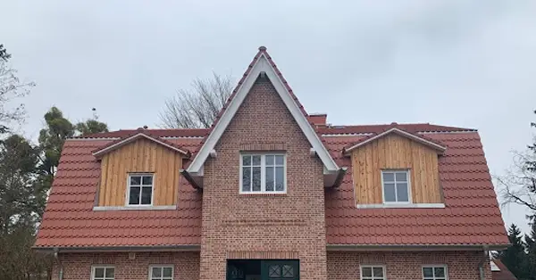 Wohnhaus mit roter Klinkerfassade und Dachgauben