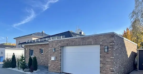 Wohnhaus mit Klinkerfassade und angebauter Garage