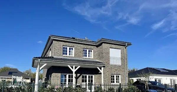 Stadtvilla mit Klinkerfassade, Balkon und Vordach