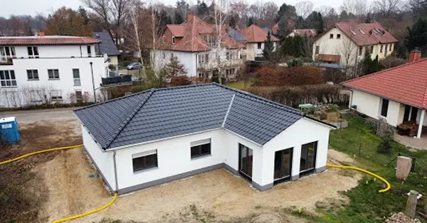 Luftaufnahme eines neu gebauten Bungalows im Wohngebiet