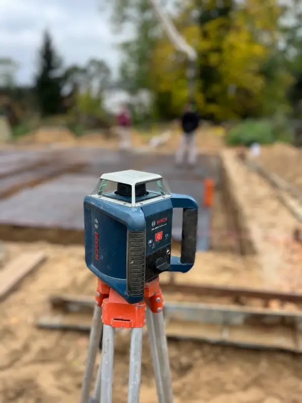 Rotationslaser auf Stativ zur Höhenvermessung auf der Baustelle