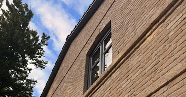 Giebelseite eines Hauses mit heller Klinkerfassade