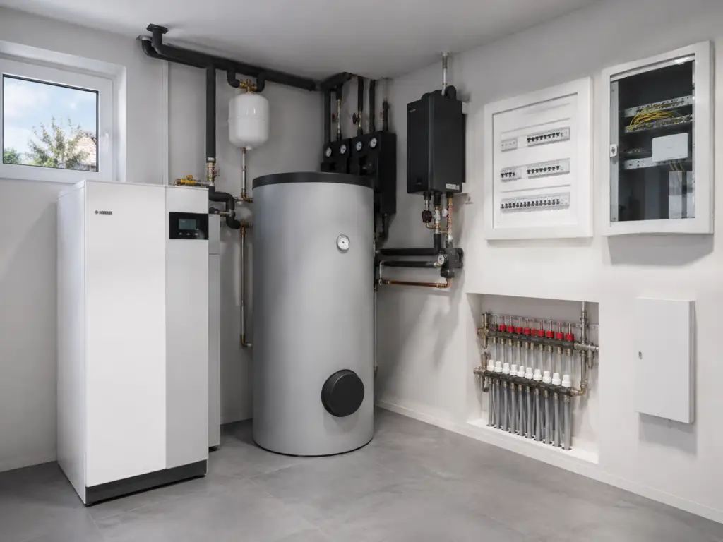 Hauswirtschaftsraum mit Warmwasserspeicher und Heizungsverteilung