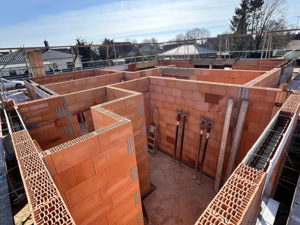 Rohbau mit Innenwänden aus Poroton-Ziegeln