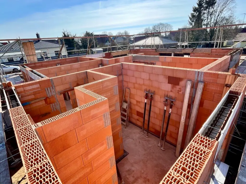 Rohbau mit Innenwänden aus Poroton-Ziegeln