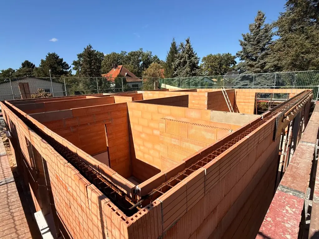 Rohbau mit Poroton-Mauerwerk und Deckenschalung