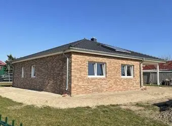 KLINKER HAUS Bungalow mit Garage Beyersdrof 1