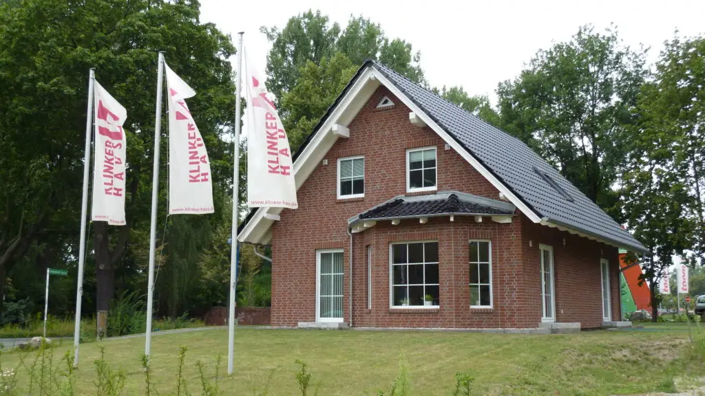 Musterhaus von KLINKER HAUS mit Fahnenmasten