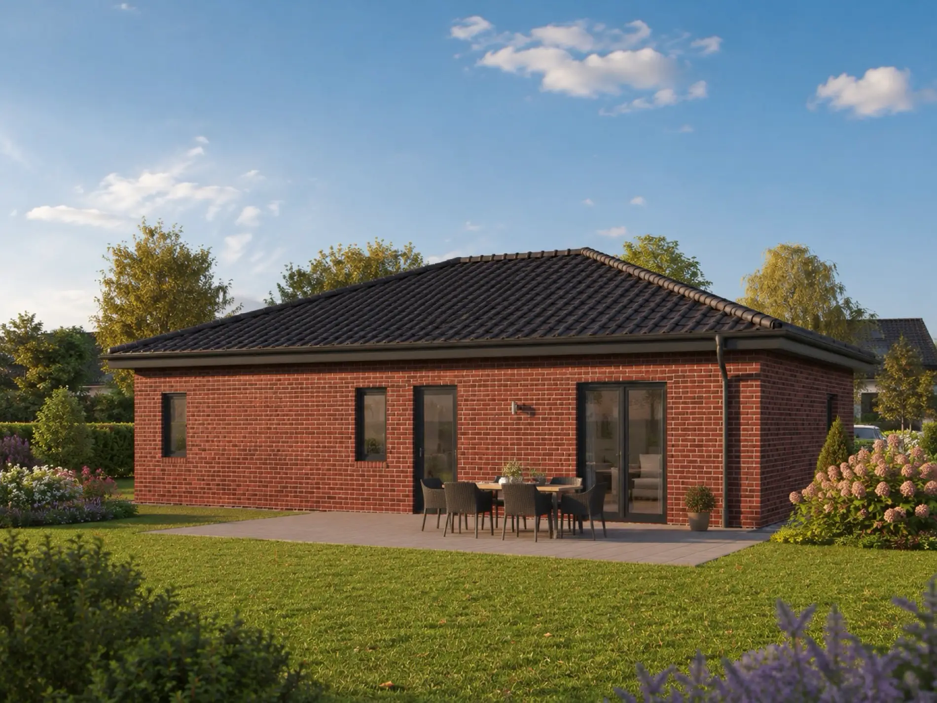 Bungalow 110 mit roter Klinkerfassade, Eingangsseite