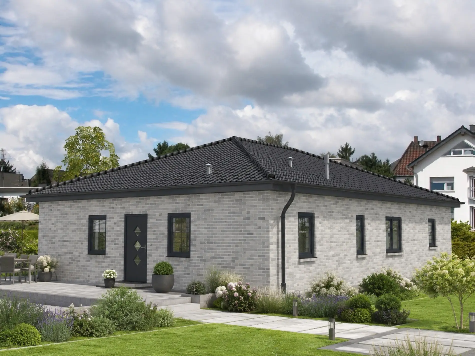 Bungalow 115 mit weißer Fassade, Eingangsseite