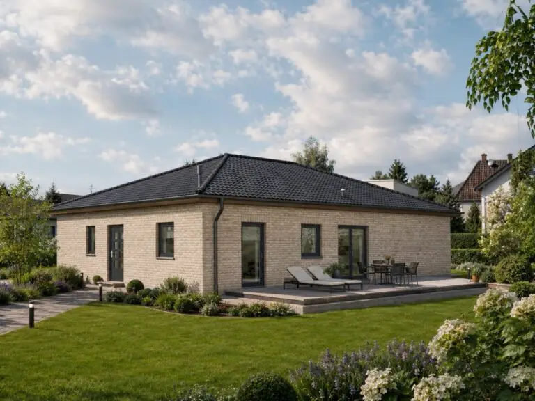 Bungalow 125 mit heller Fassade, Eingangsseite
