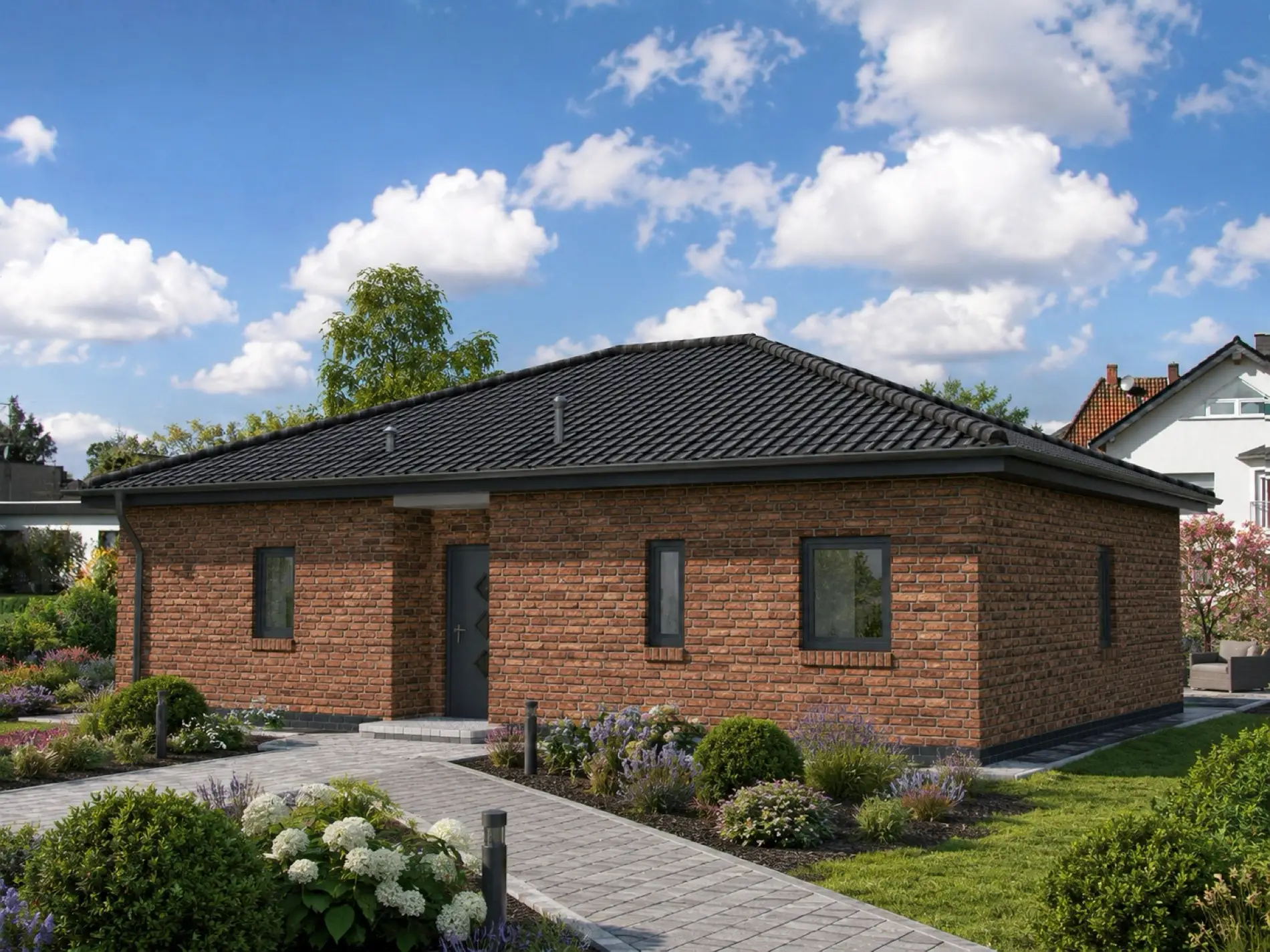 Bungalow 85 mit rotbrauner Klinkerfassade, Eingangsseite