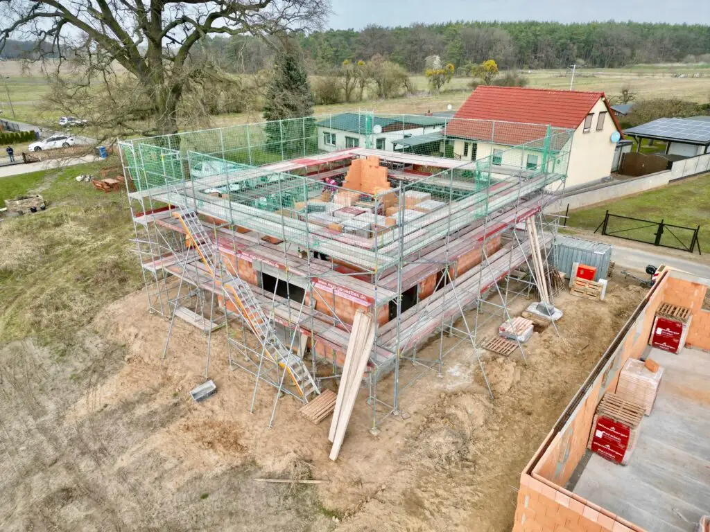 Luftaufnahme einer Baustelle mit Rohbau und Bodenplatte