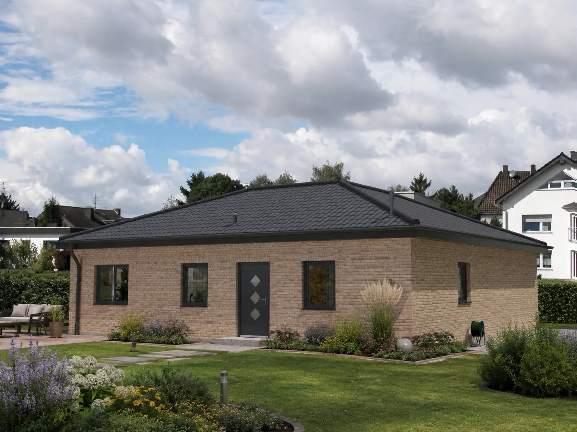 Winkelbungalow 100 mit beiger Fassade, Eingangsseite
