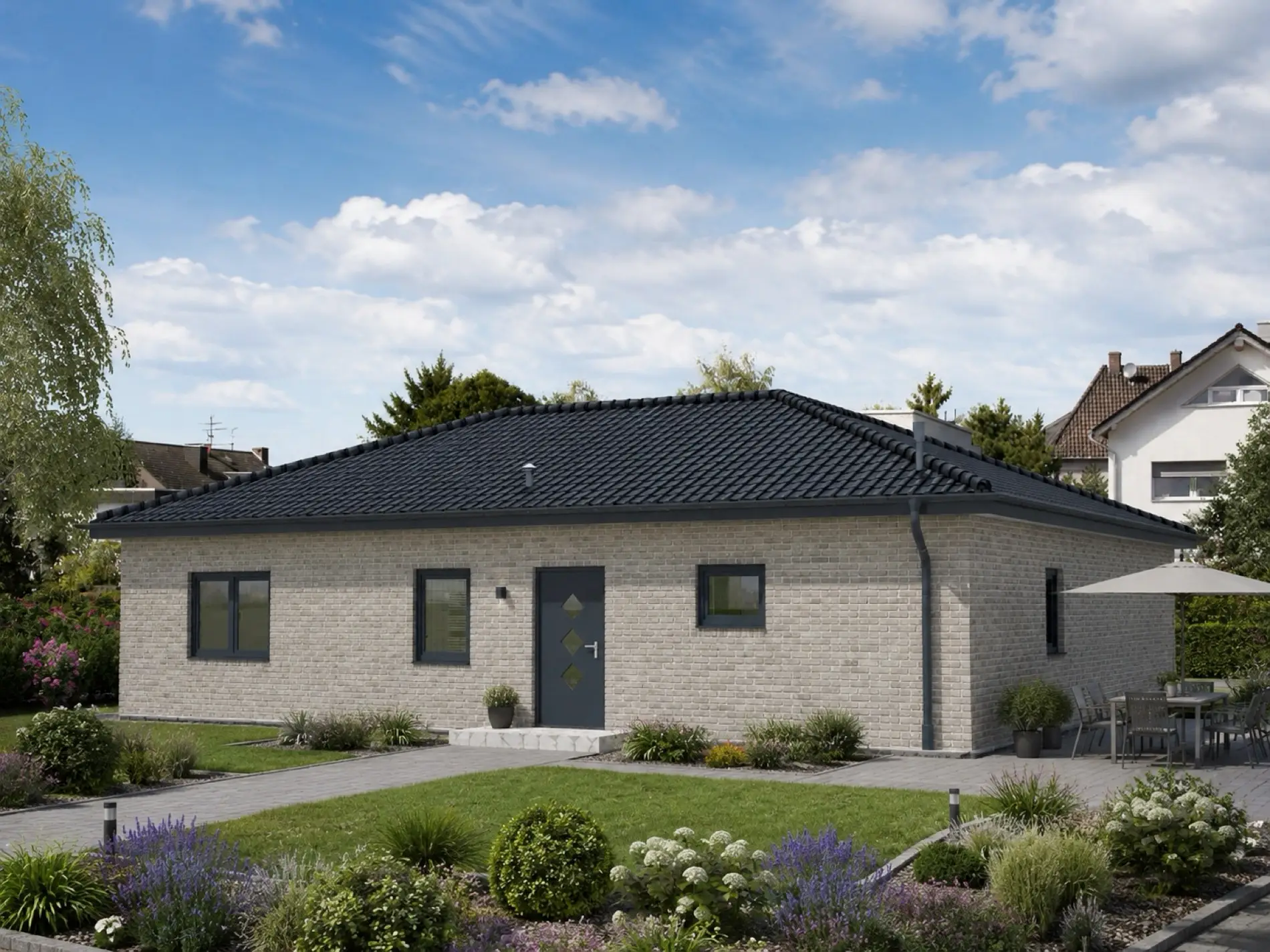 Winkelbungalow 115 mit weißer Fassade, Eingangsseite