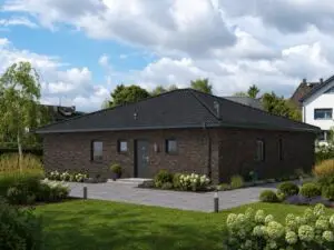 Winkelbungalow 120 mit dunkler Klinkerfassade, Eingangsseite