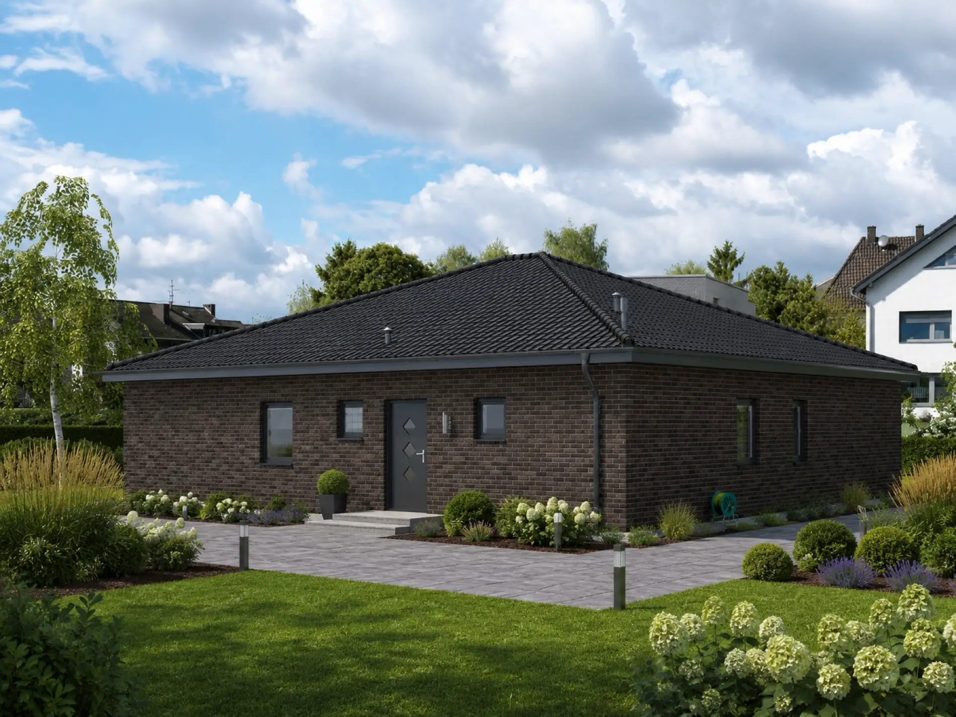 Winkelbungalow 120 mit dunkler Klinkerfassade, Eingangsseite