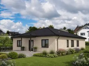 Winkelbungalow Birkholzaue mit weißer Fassade, Eingangsseite