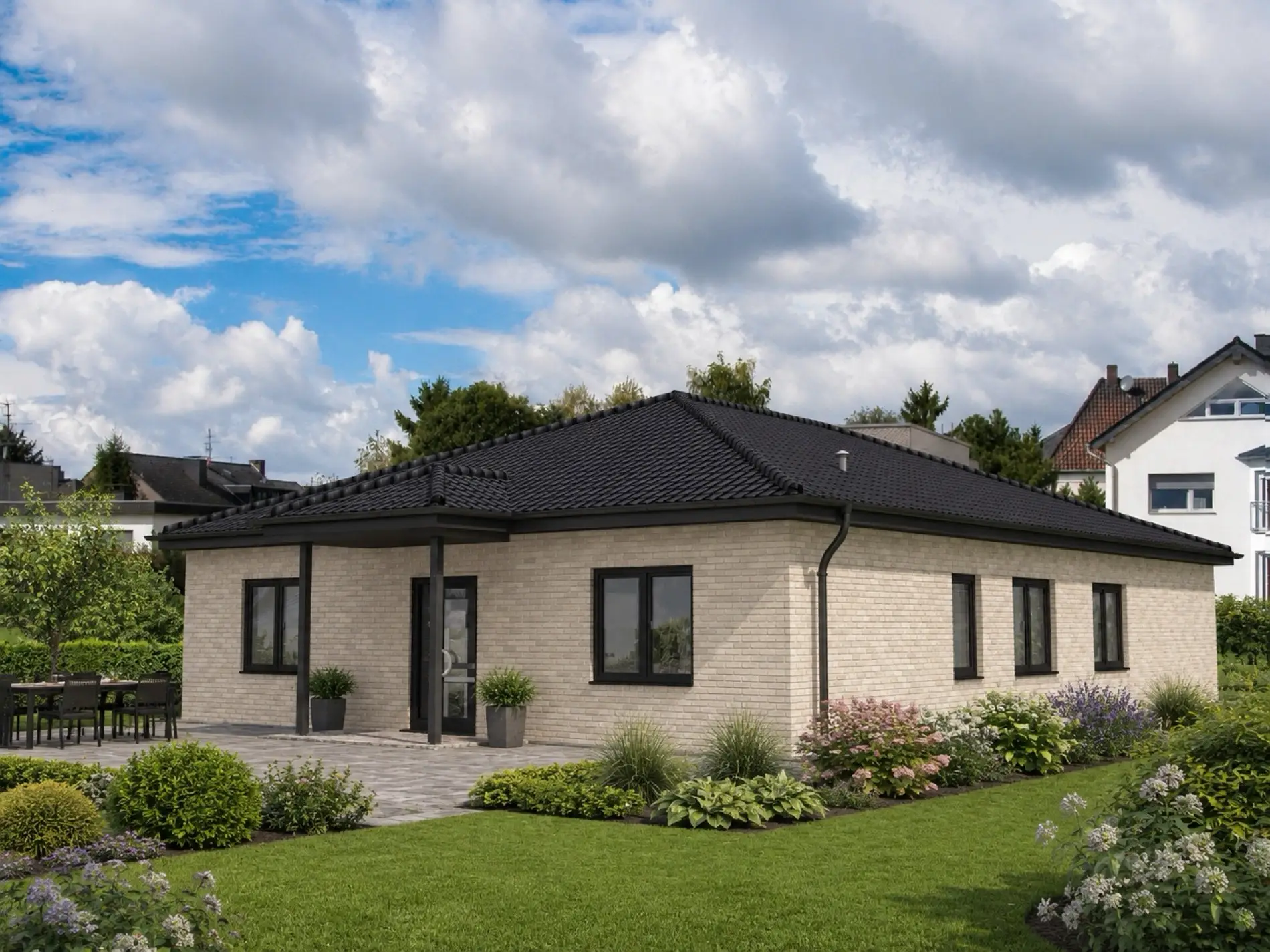 Winkelbungalow Birkholzaue mit weißer Fassade, Eingangsseite