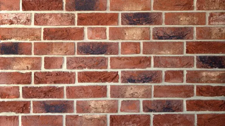 Klinker SZ 86140, rotbunt mit dunklen Einsprengseln, lebendige Struktur – KLINKER HAUS